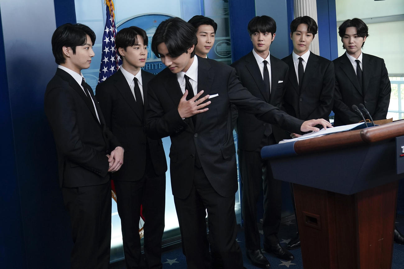 ホワイトハウスでバイデン大統領と会談したBTSのメンバー（AP）