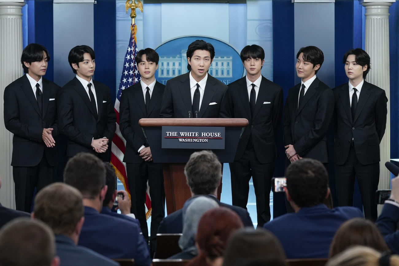 ホワイトハウスで会見を行ったBTS（AP）