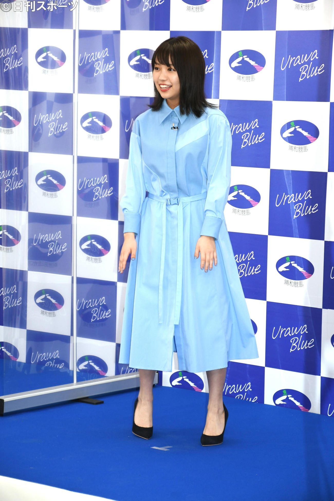 浦和競馬イメージキャラクターに起用され任命式にブルーのドレスで登場した大原優乃（撮影・大友陽平）