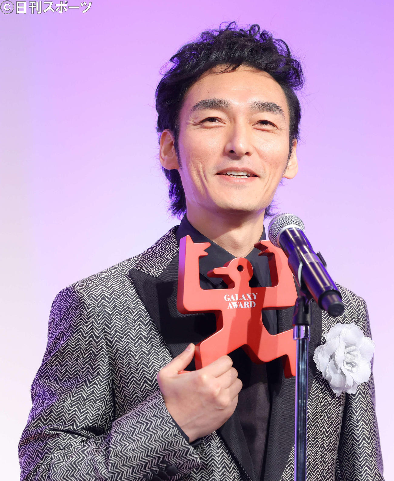 第59回ギャラクシー賞贈賞式でスピーチするテレビ部門個人賞受賞の草なぎ剛（撮影・河田真司）
