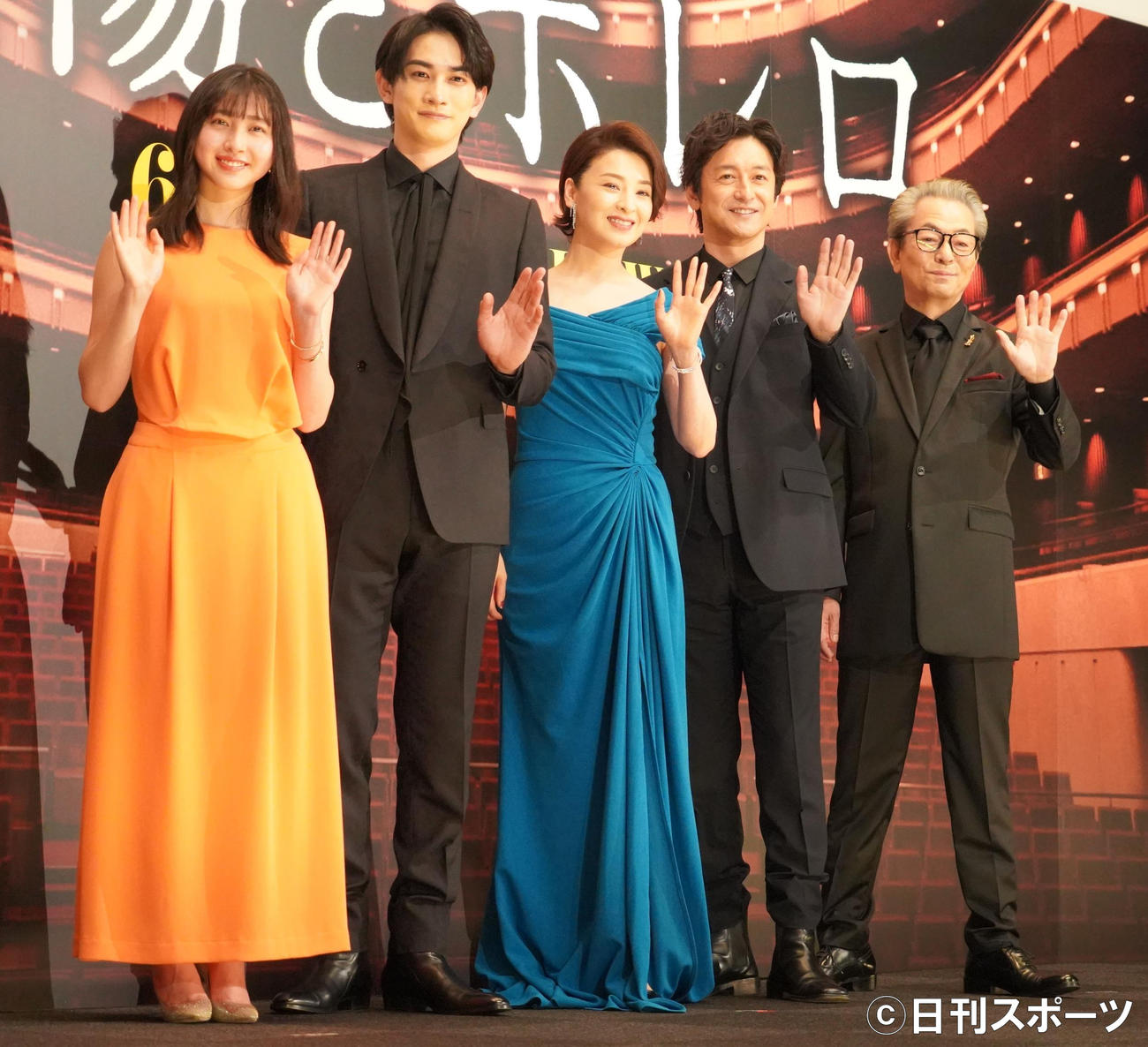 映画「太陽とボレロ」東京プレミアに出席した、左から森マリア、町田啓太、檀れい、石丸幹二、水谷豊監督（2022年5月撮影）