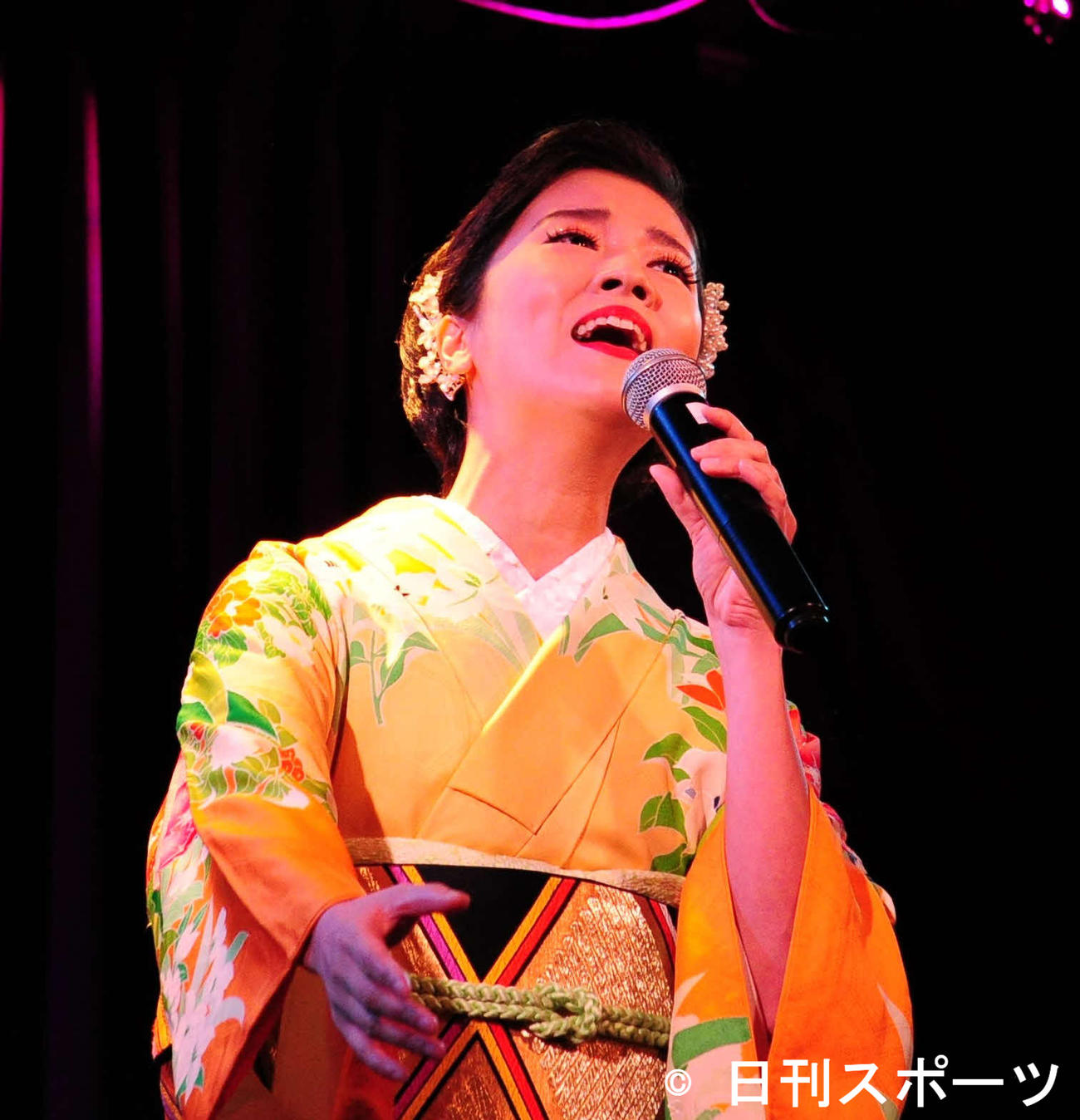 ライブで熱唱する出光仁美