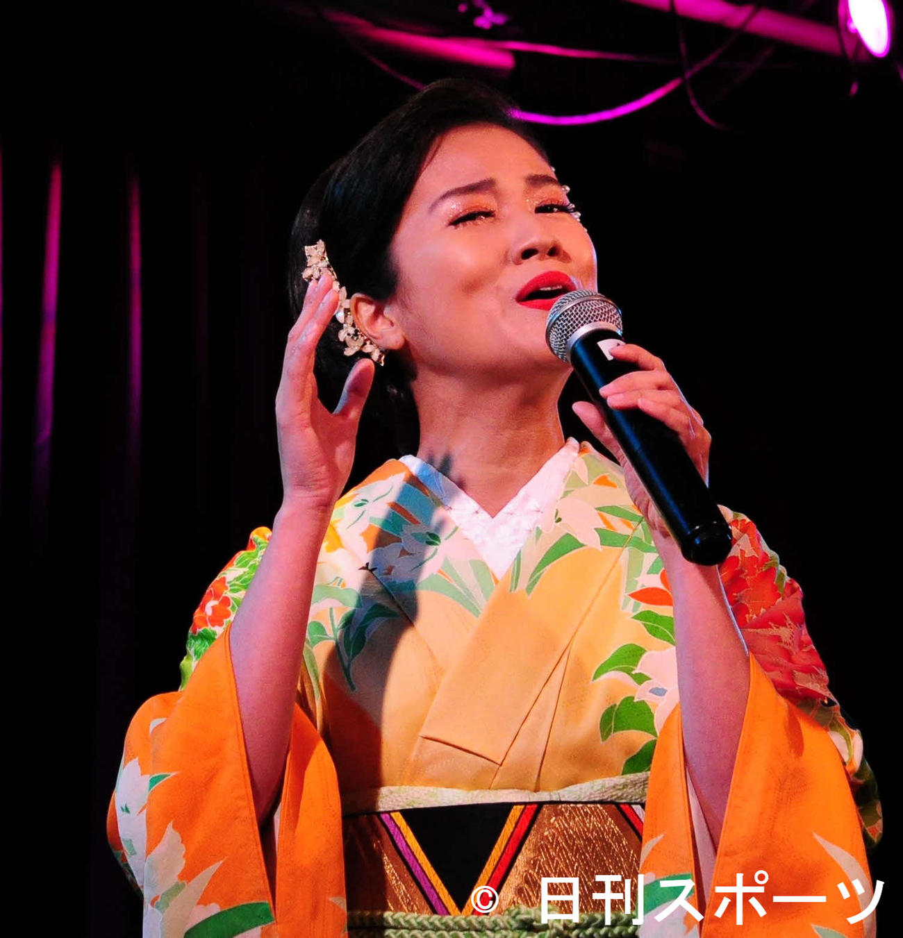 ライブで熱唱する出光仁美