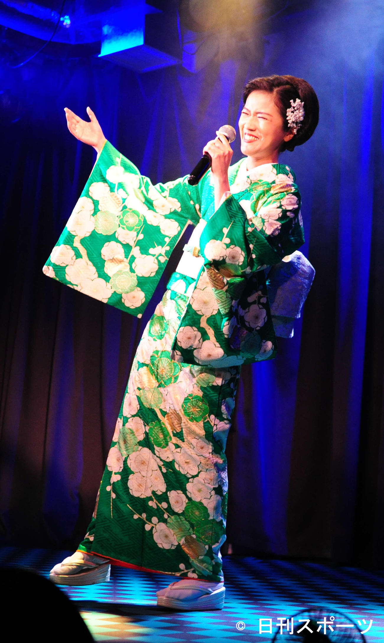 先輩の田川寿美から贈られた着物を着て熱唱する出光仁美