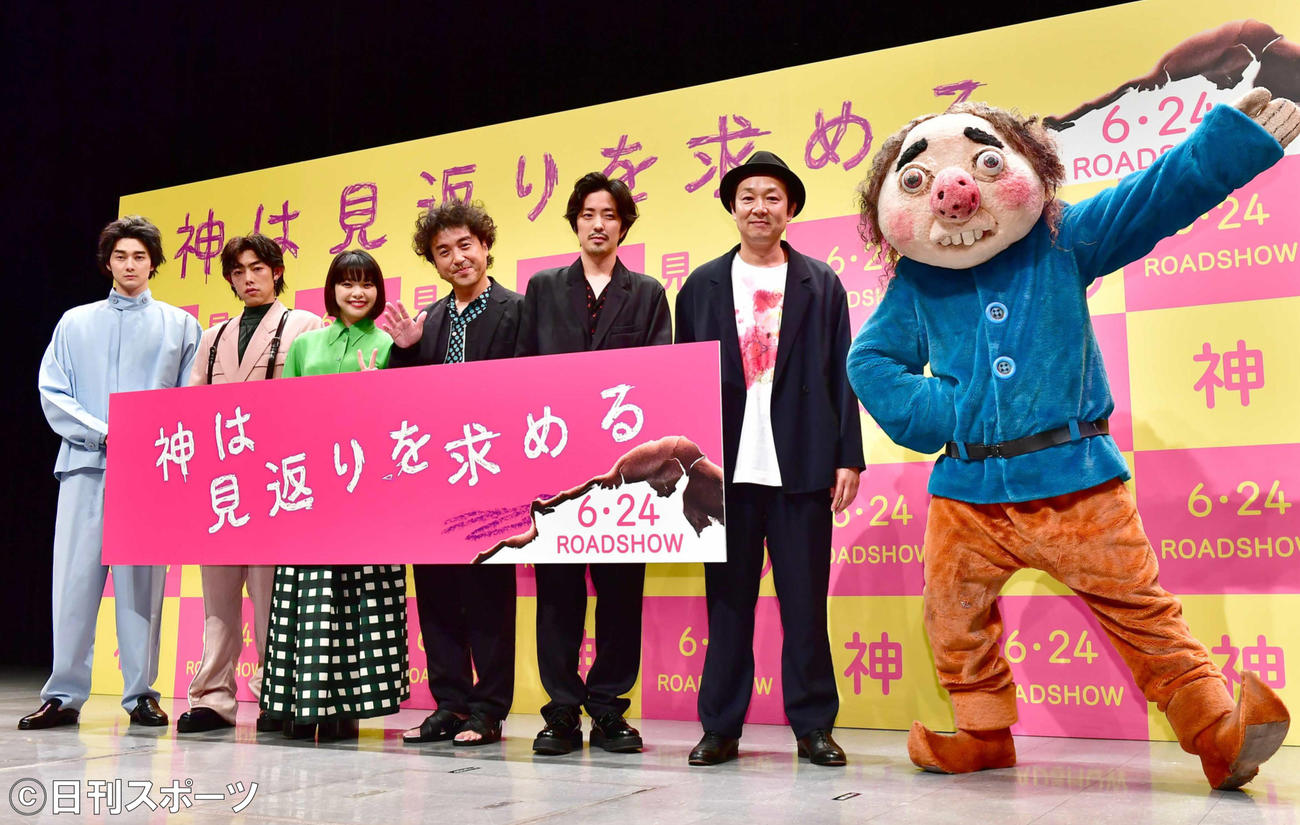 映画「神は見返りを求める」完成披露試写会に臨む、左から柳俊太郎、吉村界人、岸井ゆきの、ムロツヨシ、若葉竜也、吉田恵輔監督、ジェイコブ（撮影・小沢裕）