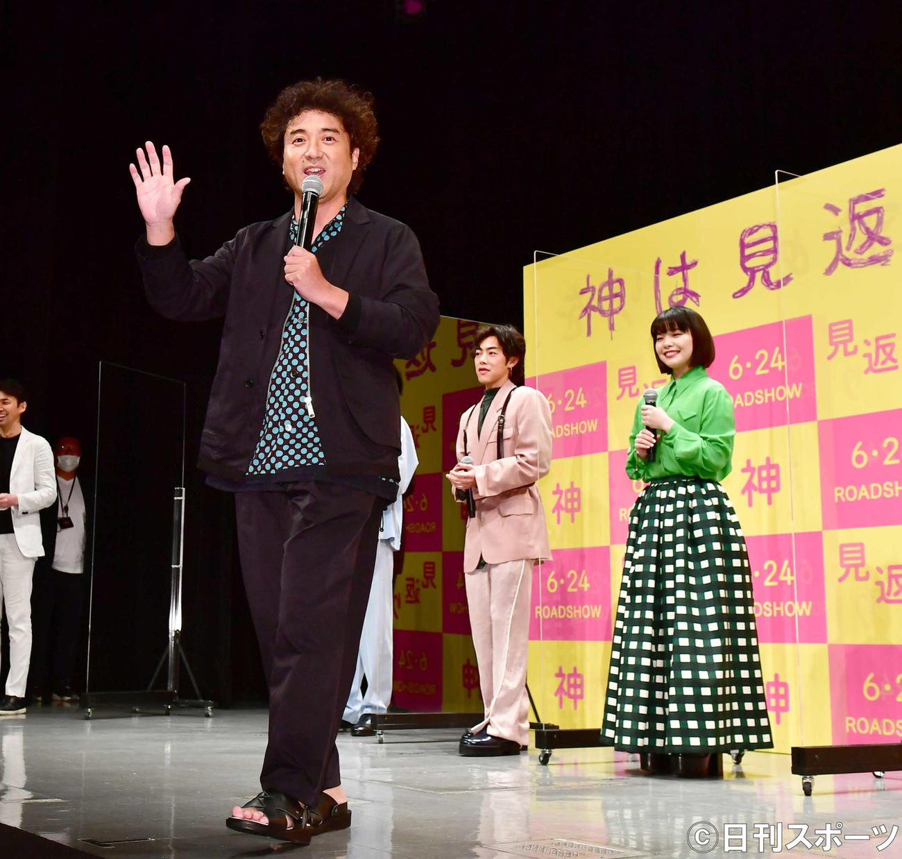 映画「神は見返りを求める」完成披露試写会で会場に設置された花道を歩いてあいさつするムロツヨシ。右は岸井ゆきの（撮影・小沢裕）