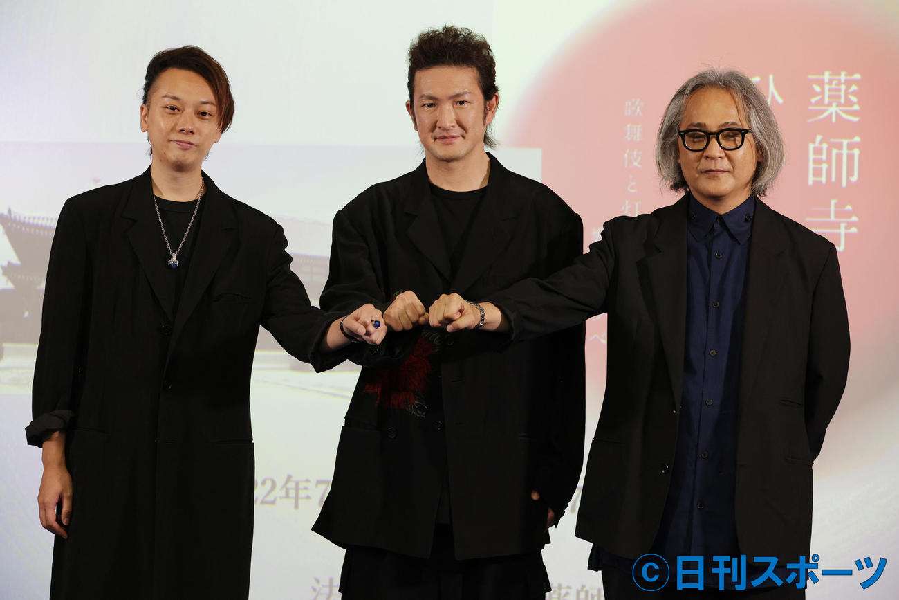 「meme nippon project」の会見を行う、左から横沢大輔ドワンゴ専務取締役CCO、中村獅童、谷川じゅんじスペースコンポーザー（撮影・中島郁夫）
