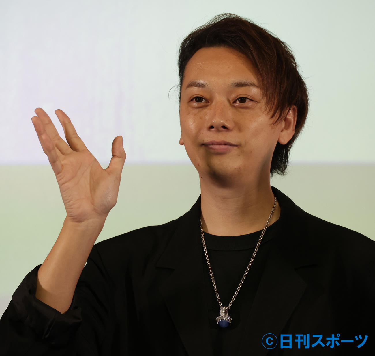「meme nippon project」の会見を行う横沢大輔ドワンゴ専務取締役CCO（撮影・中島郁夫）