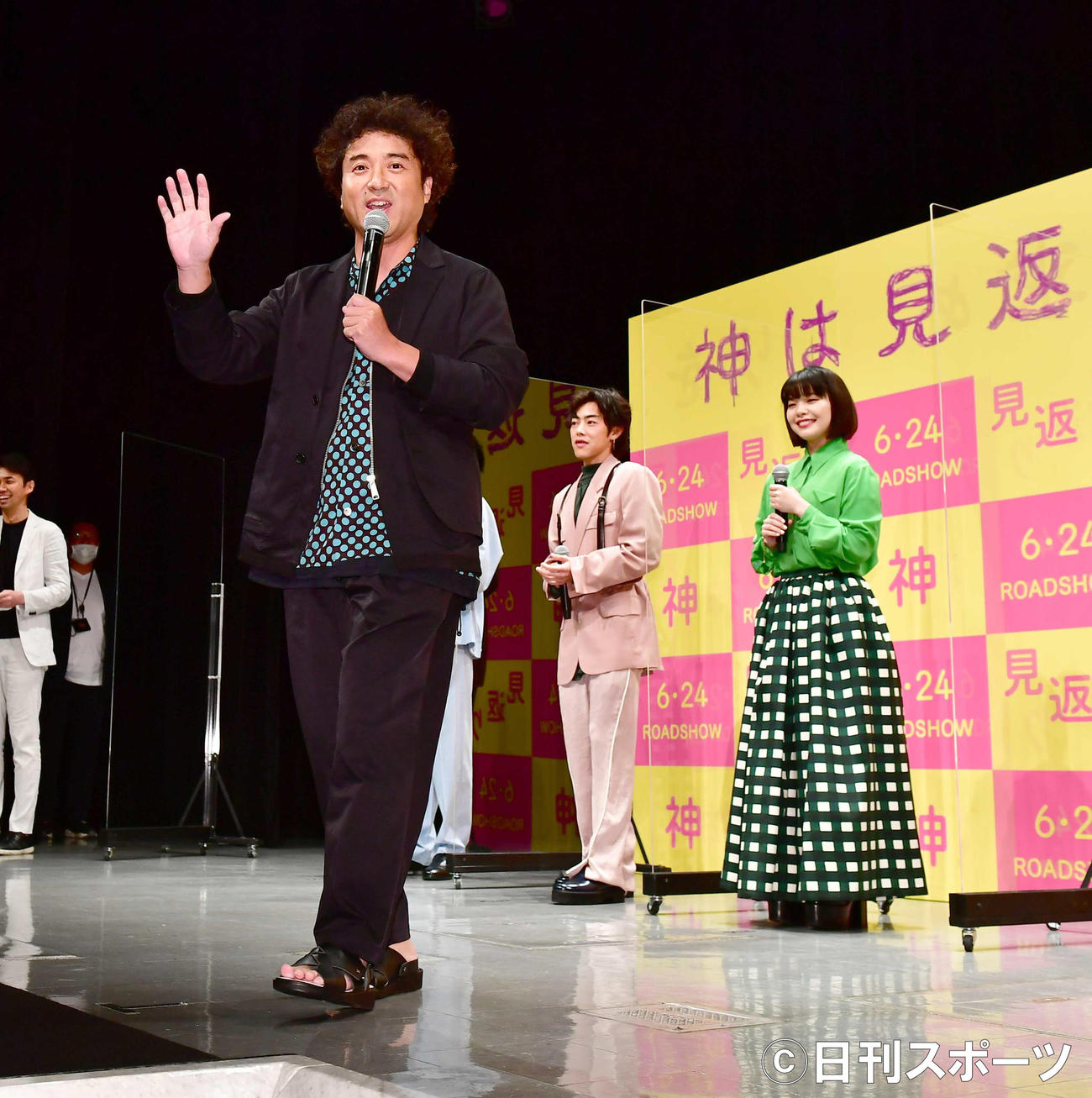 映画「神は見返りを求める」完成披露試写会で会場に設置された花道を歩いてあいさつするムロツヨシ。右は岸井ゆきの（撮影・小沢裕）