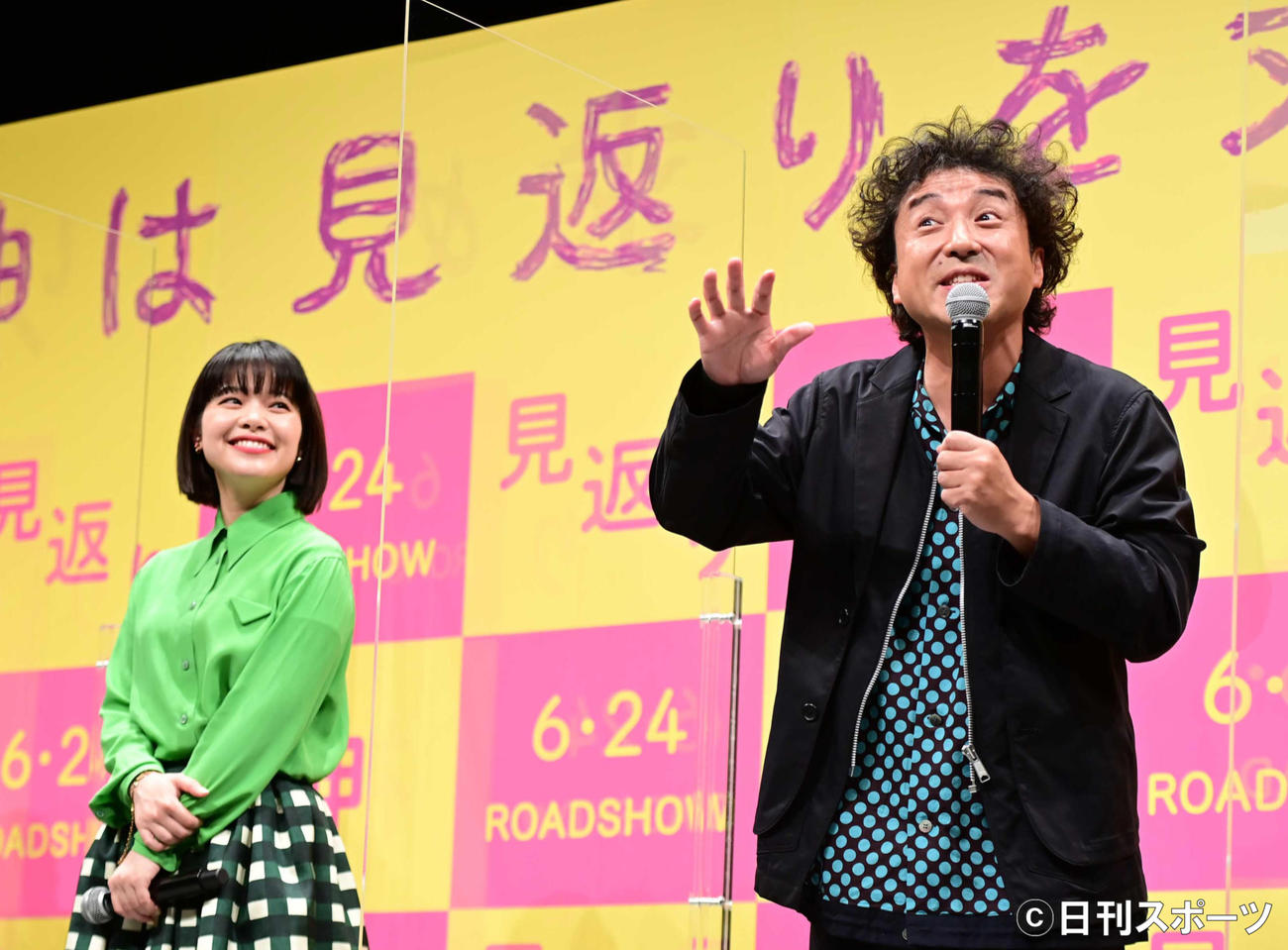映画「神は見返りを求める」完成披露試写会に臨むムロツヨシ。左は岸井ゆきの（撮影・小沢裕）