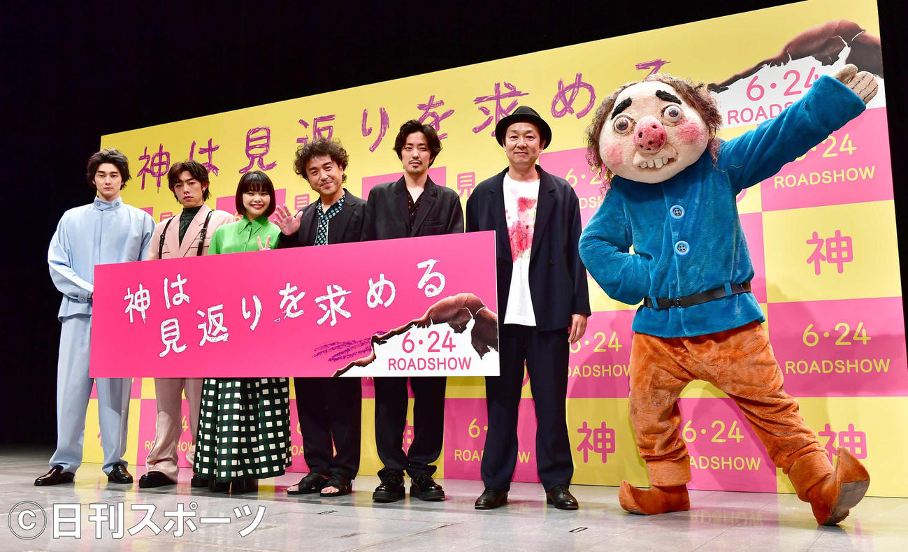 映画「神は見返りを求める」完成披露試写会に臨む、左から柳俊太郎、吉村界人、岸井ゆきの、ムロツヨシ、若葉竜也、吉田恵輔監督、ジェイコブ（撮影・小沢裕）