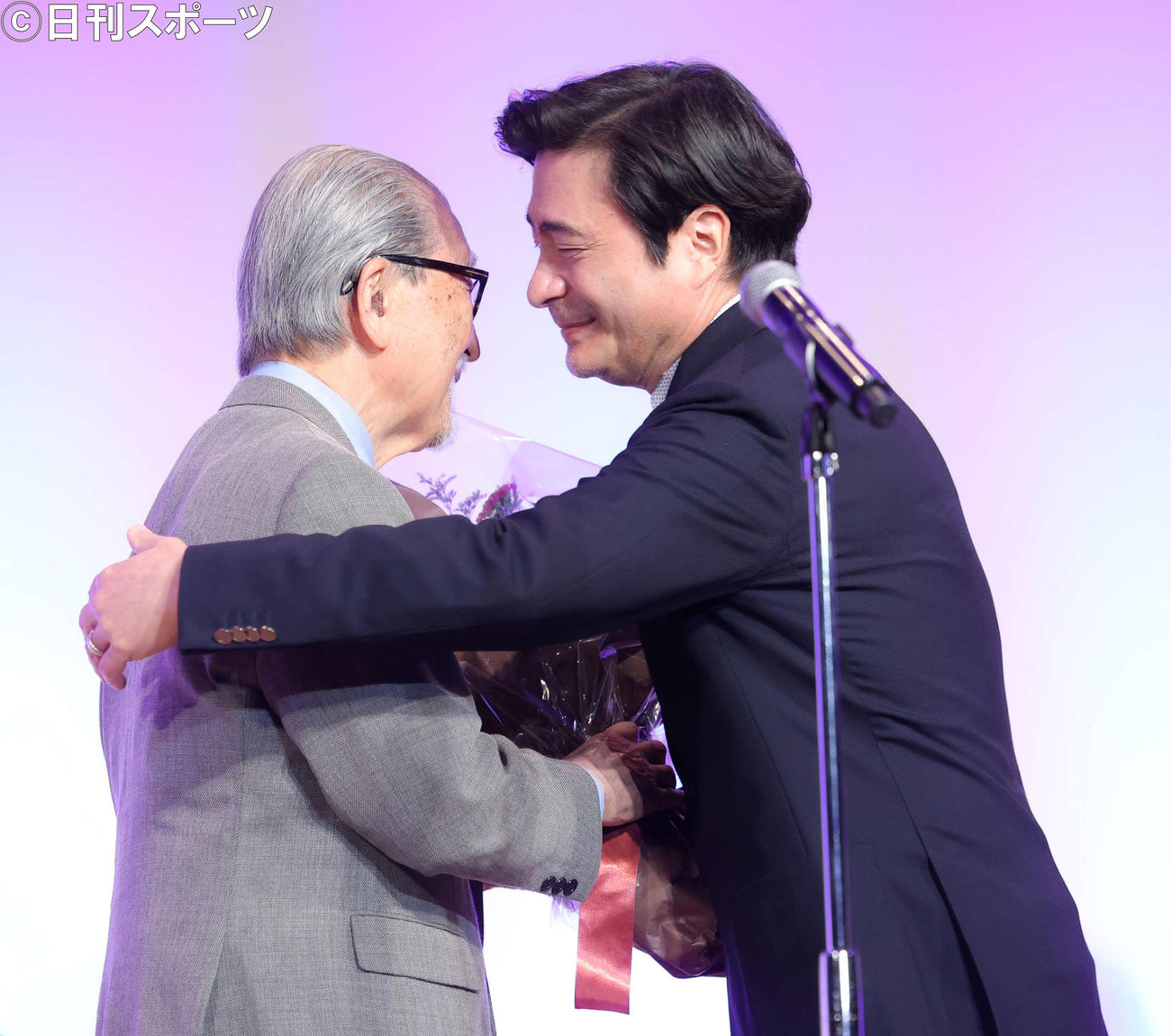 第59回ギャラクシー賞で志賀信夫賞を受賞する川平朝清氏（左）とサプライズゲストで登壇するジョン・カビラ（撮影・河田真司）