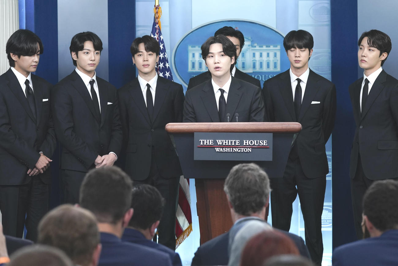 5月31日、バイデン米大統領との面会前にホワイトハウスで記者会見するBTS（防弾少年団）のメンバーら（AP）