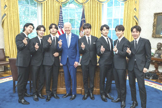 5月31日、ホワイトハウスでバイデン米大統領と記念写真に納まるBTS（防弾少年団）のメンバー（所属事務所提供、聯合＝共同）