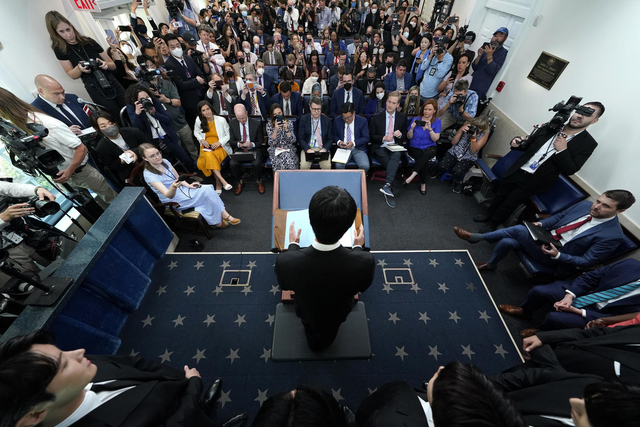 ホワイトハウスで行われたBTSの記者会見に集まった報道陣（AP）