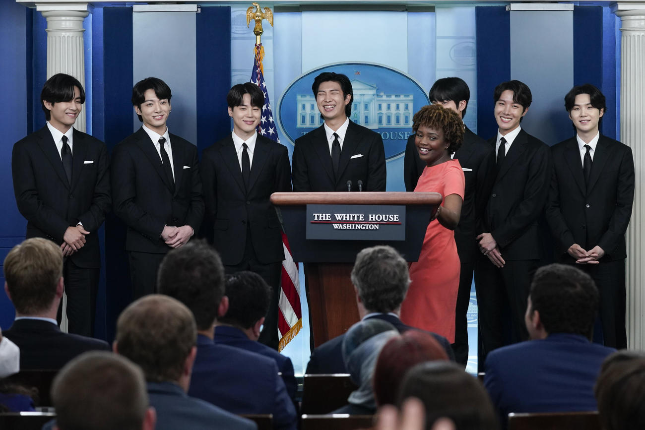 ホワイトハウスで会見するBTS（AP）