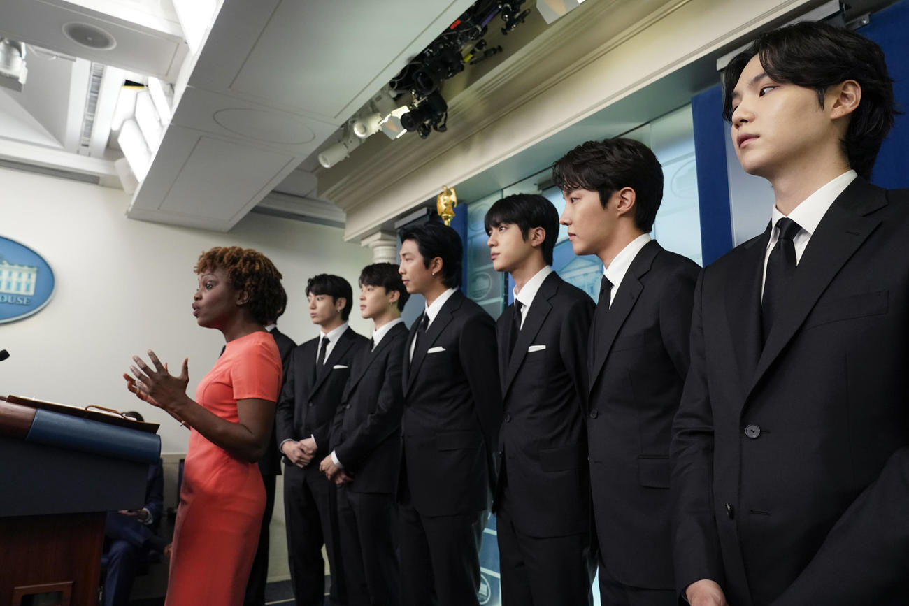 ホワイトハウスで記者会見するBTS（AP）