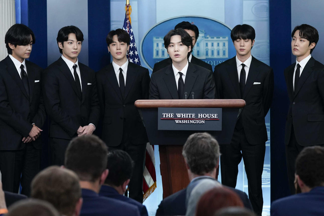 5月31日、バイデン米大統領との面会前にホワイトハウスで記者会見するBTS（防弾少年団）のメンバーら（AP）