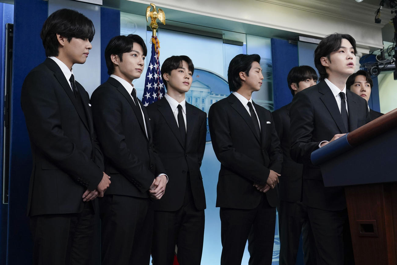 ホワイトハウスで会見するBTS（AP）