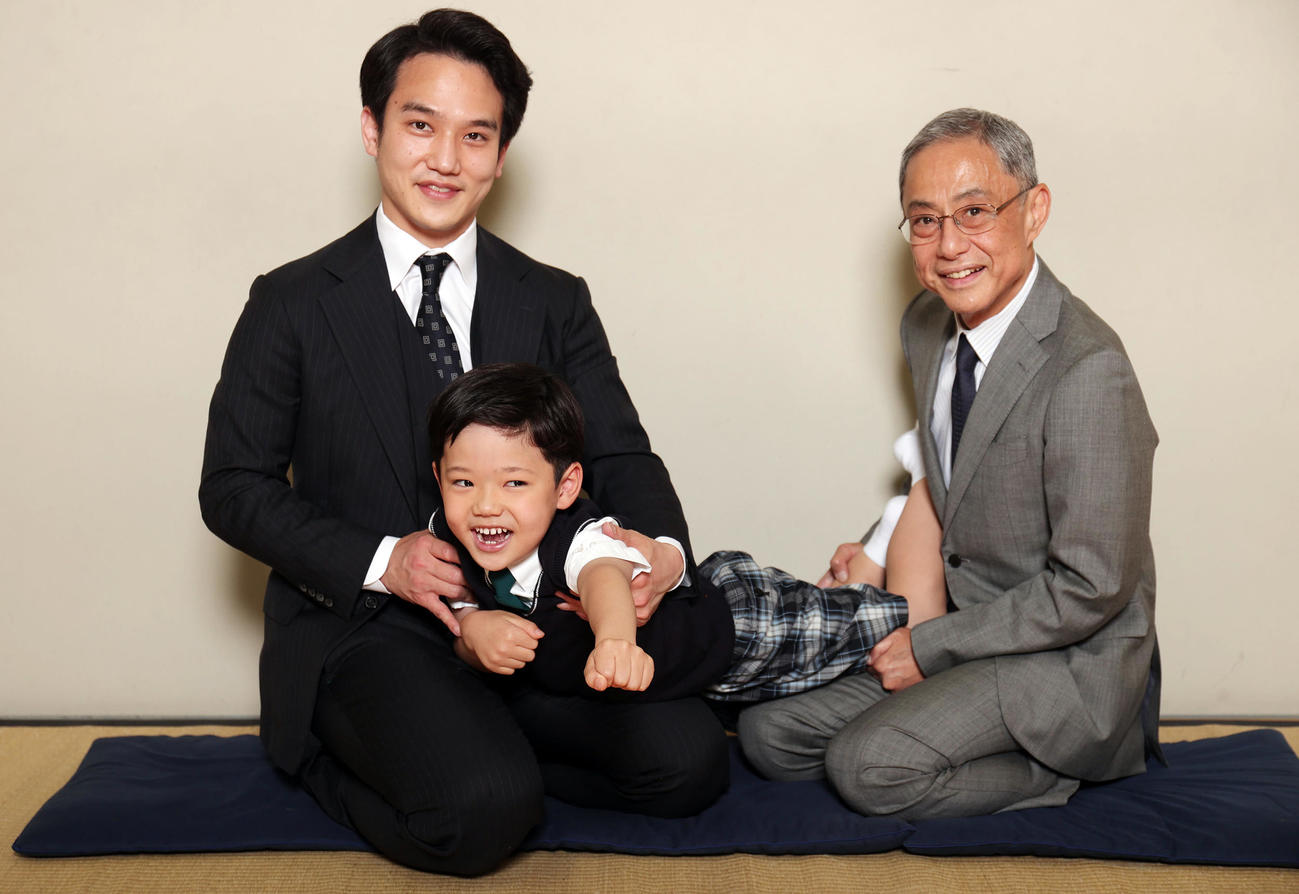 国立劇場6月公演「彦山権現誓助剣」で親子3代共演する左から中村歌昇、小川綜真くん、中村又五郎。小川綜真くんは「スーパーマンになりたい」と笑顔でポーズ（撮影・野上伸悟）