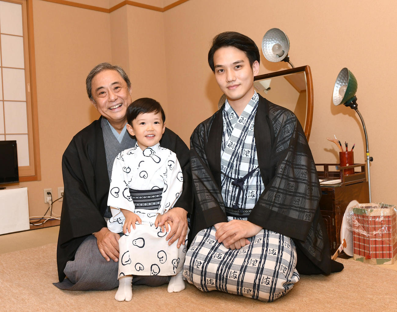 19年8月、九月大歌舞伎でデビューする小川綜真くん。左は祖父中村又五郎、右は父中村歌昇
