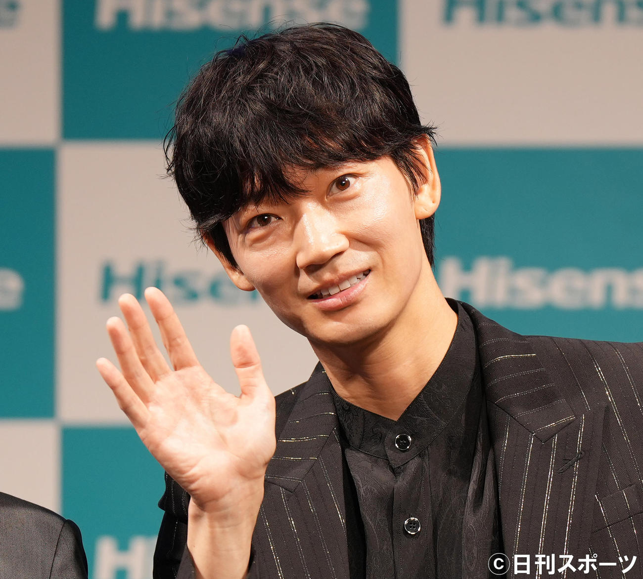 「ハイセンスジャパン」新CM発表会に参加し、笑顔で記念写真に納まる綾野剛（撮影・菅敏）