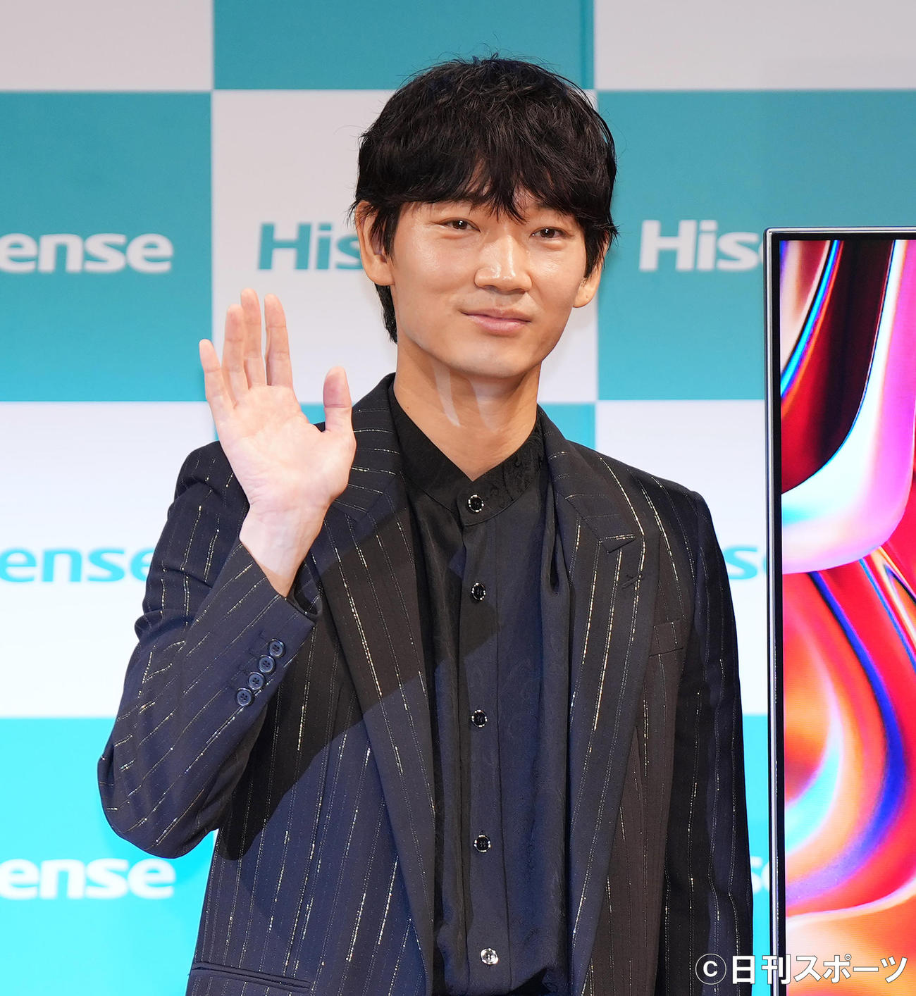 「ハイセンスジャパン」新CM発表会に参加し、笑顔で記念写真に納まる綾野剛（撮影・菅敏）