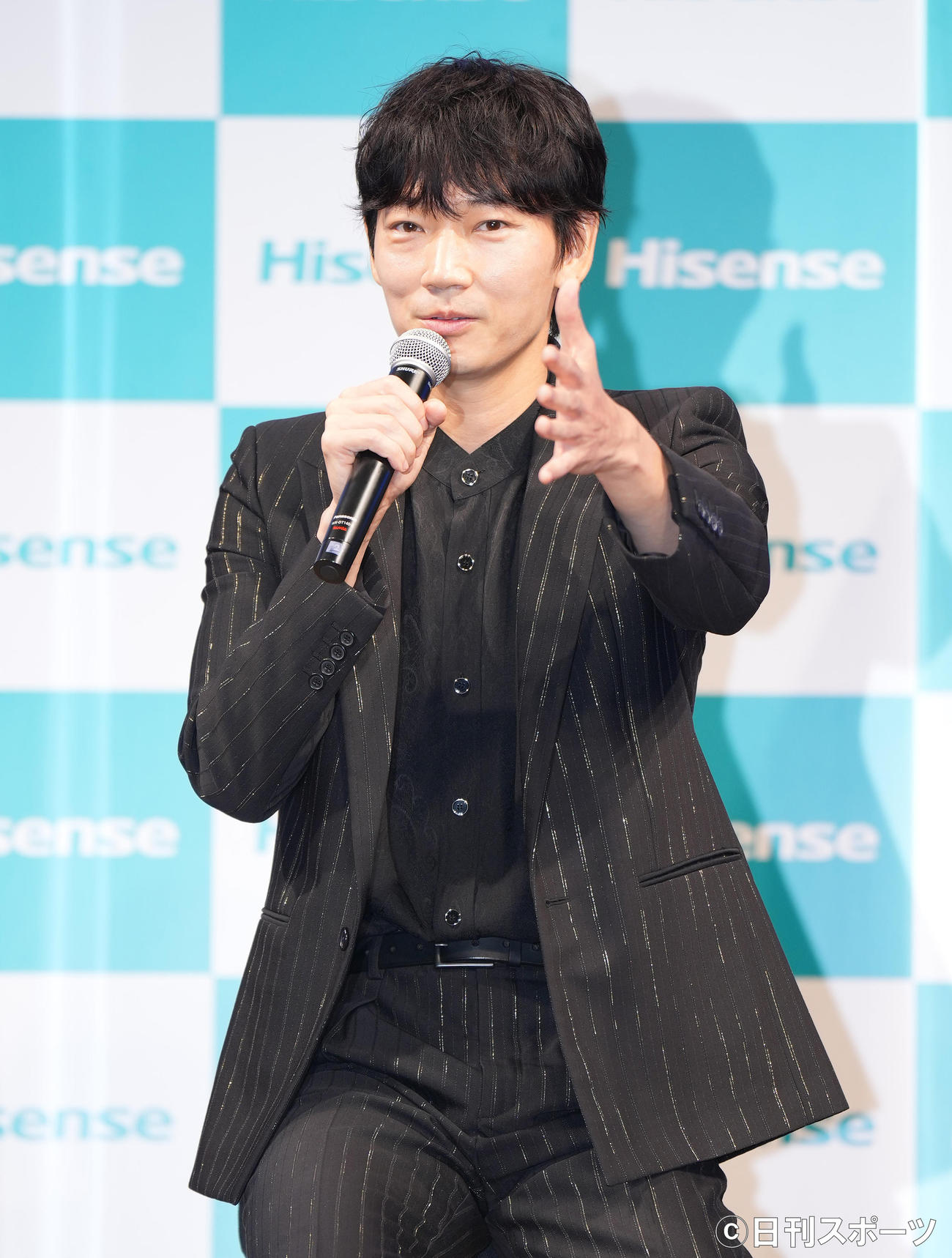 「ハイセンスジャパン」新CM発表会に参加し、撮影のエピソードを話す綾野剛（撮影・菅敏）