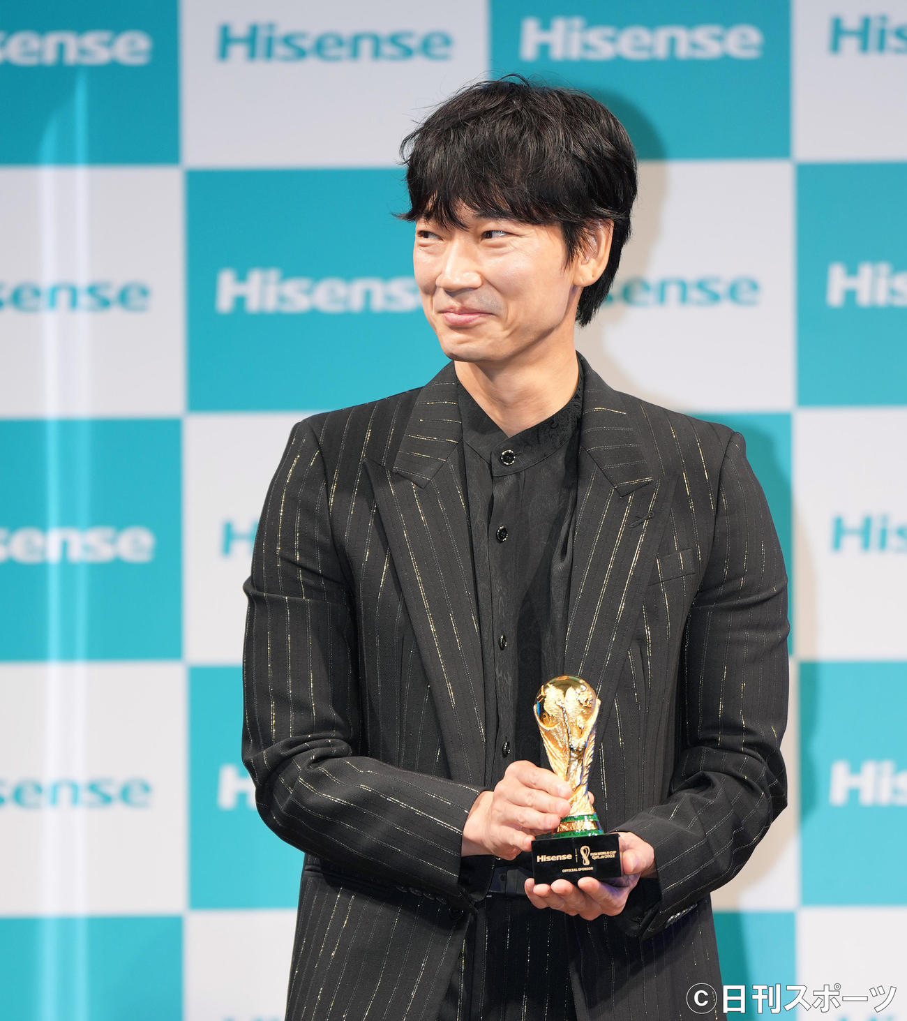「ハイセンスジャパン」新CM発表会に参加し、笑顔でトロフィーを手にする綾野剛（撮影・菅敏）