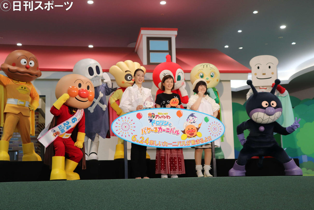 映画「それいけ！アンパンマン　ドロリンとバケ～るカーニバル」公開目前イベントに出席した、左からアンパンマン、北川景子、戸田恵子、ドリーミング、ばいきんまん（撮影・加藤理沙）