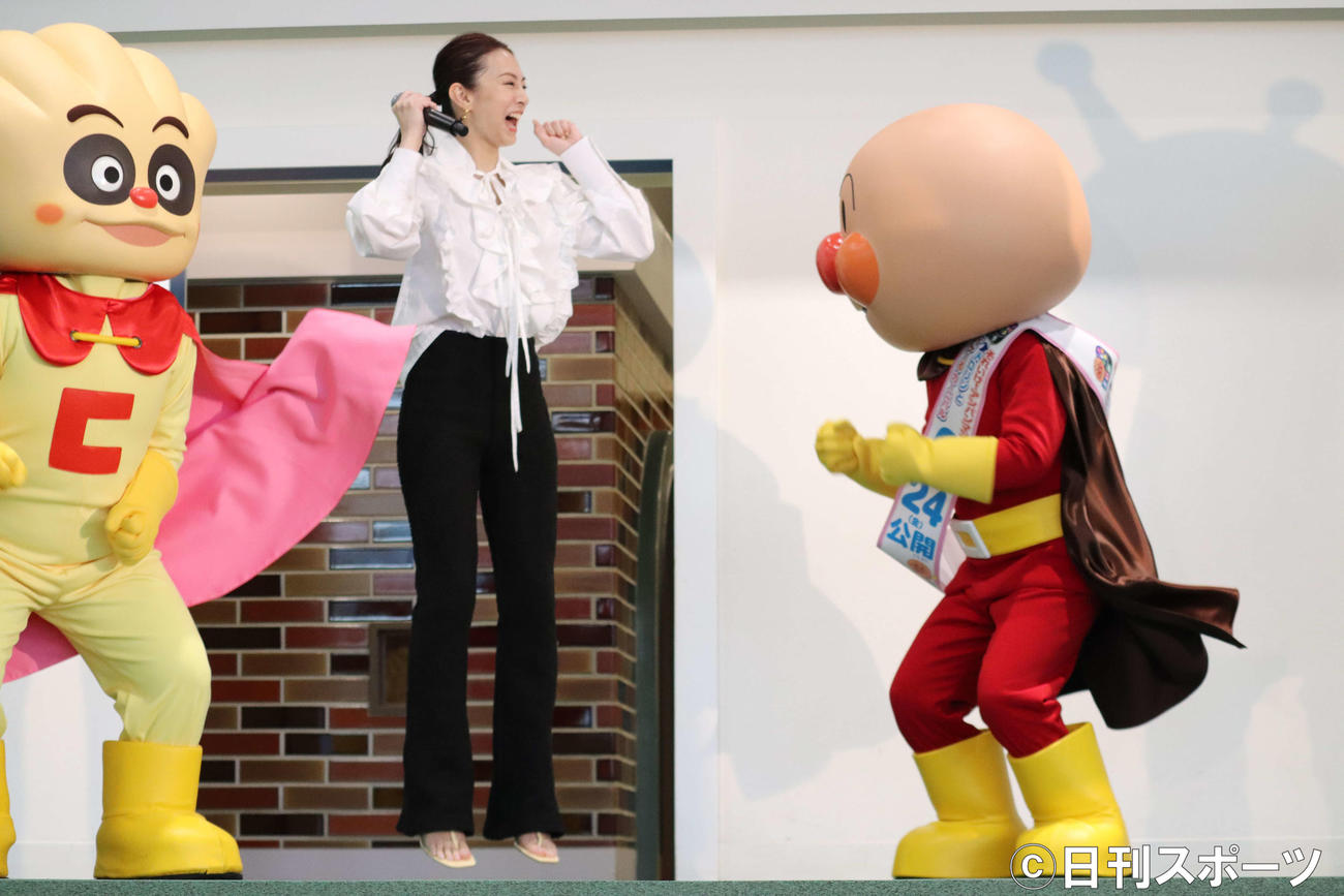 映画「それいけ！アンパンマン　ドロリンとバケ～るカーニバル」公開目前イベントにて「サンサンたいそう」でダンスを披露する北川景子（撮影・加藤理沙）