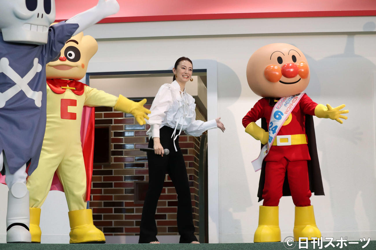 映画「それいけ！アンパンマン　ドロリンとバケ～るカーニバル」公開目前イベントにて「サンサンたいそう」でダンスを披露する北川景子（撮影・加藤理沙）