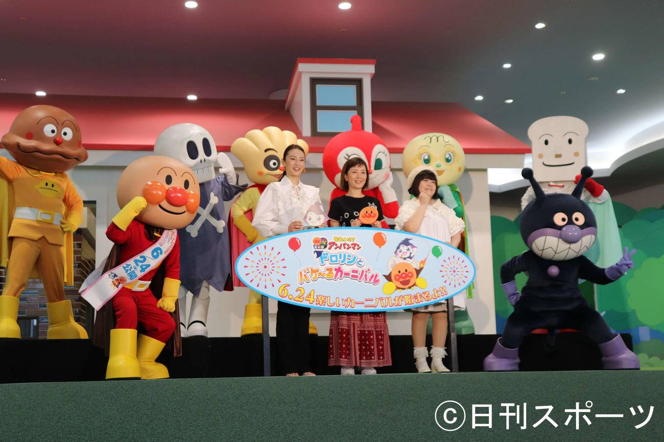 映画「それいけ！アンパンマン　ドロリンとバケ～るカーニバル」公開目前イベントに出席した、左からアンパンマン、北川景子、戸田恵子、ドリーミング、ばいきんまん（撮影・加藤理沙）