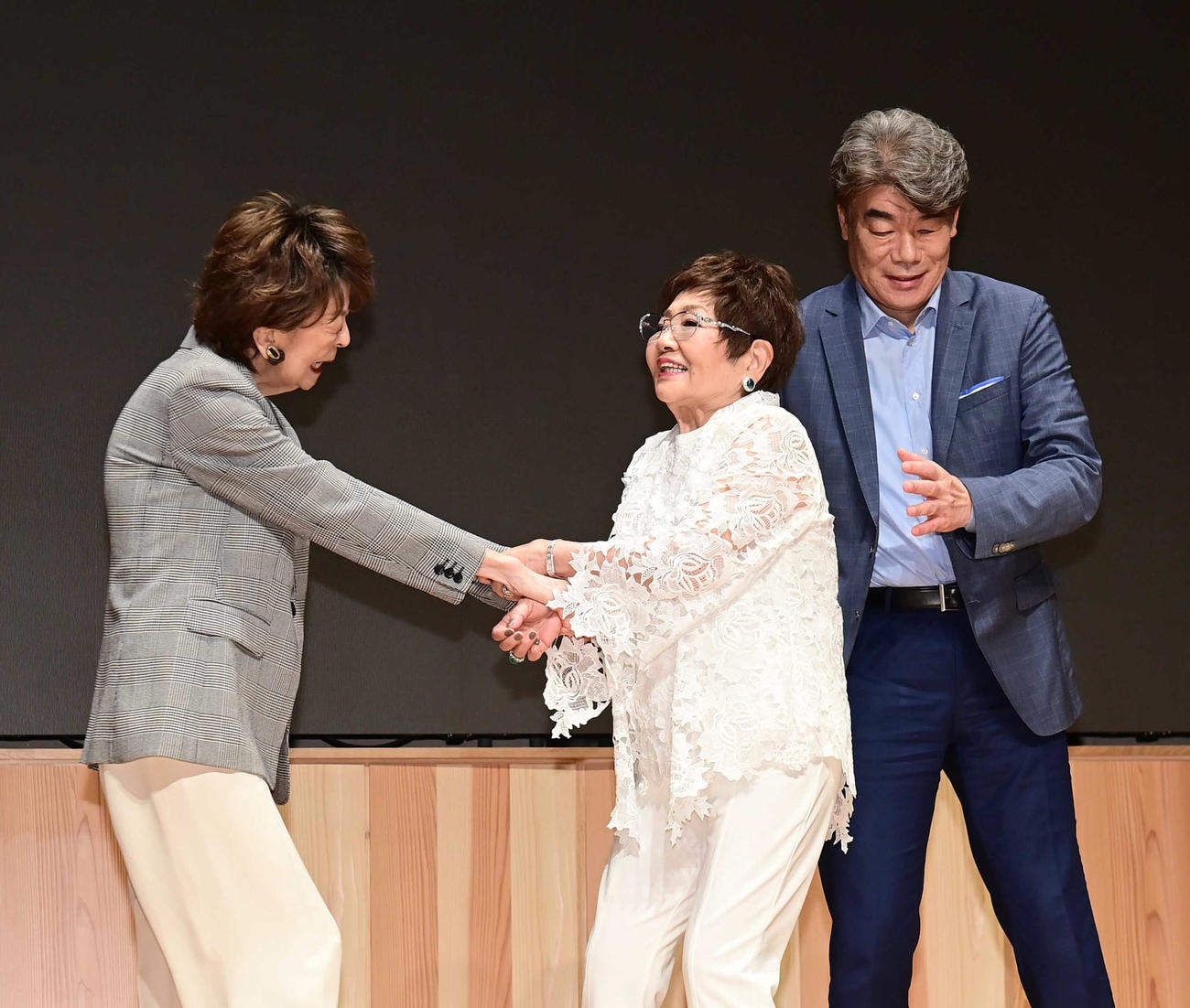 朗読劇「すぐ死ぬんだから」トークショー＆記者発表＆囲み取材の記念撮影でセンターの立ち位置を譲り合う内館牧子氏（左）と泉ピン子。右は村田雄浩（撮影・小沢裕）