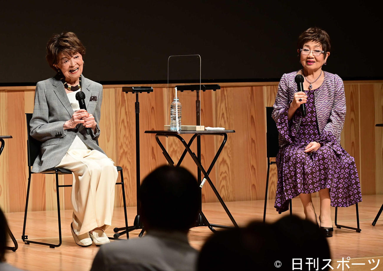 朗読劇「すぐ死ぬんだから」トークショー＆記者発表＆囲み取材に臨む内館牧子氏（左）と泉ピン子（撮影・小沢裕）