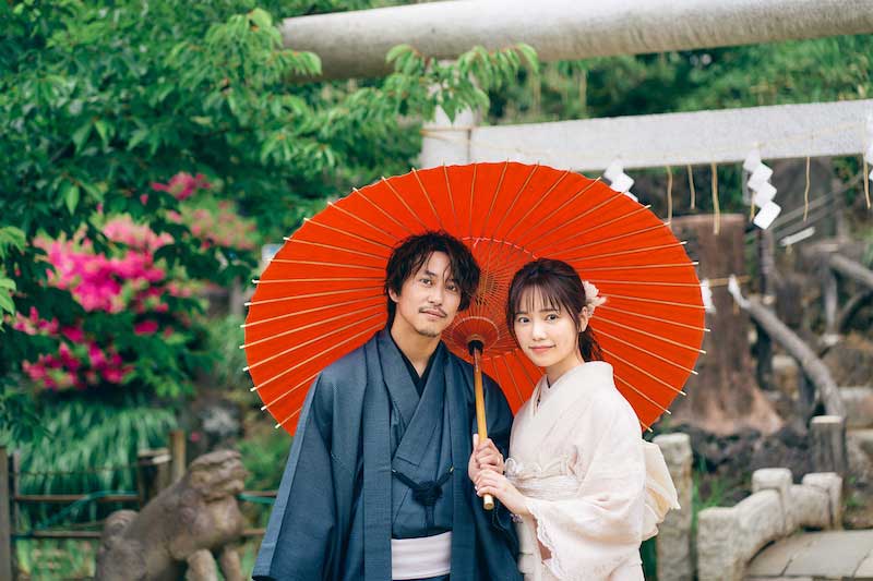 佐野岳と島崎遥香は和傘で相合傘（「私たち結婚しました３」公式ブログより）