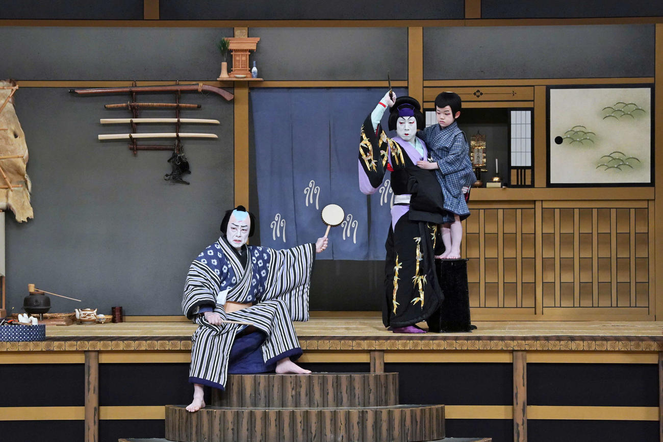 国立劇場で「彦山権現誓助剣－毛谷村－」に出演する、左から中村又五郎、片岡孝太郎、小川綜真君