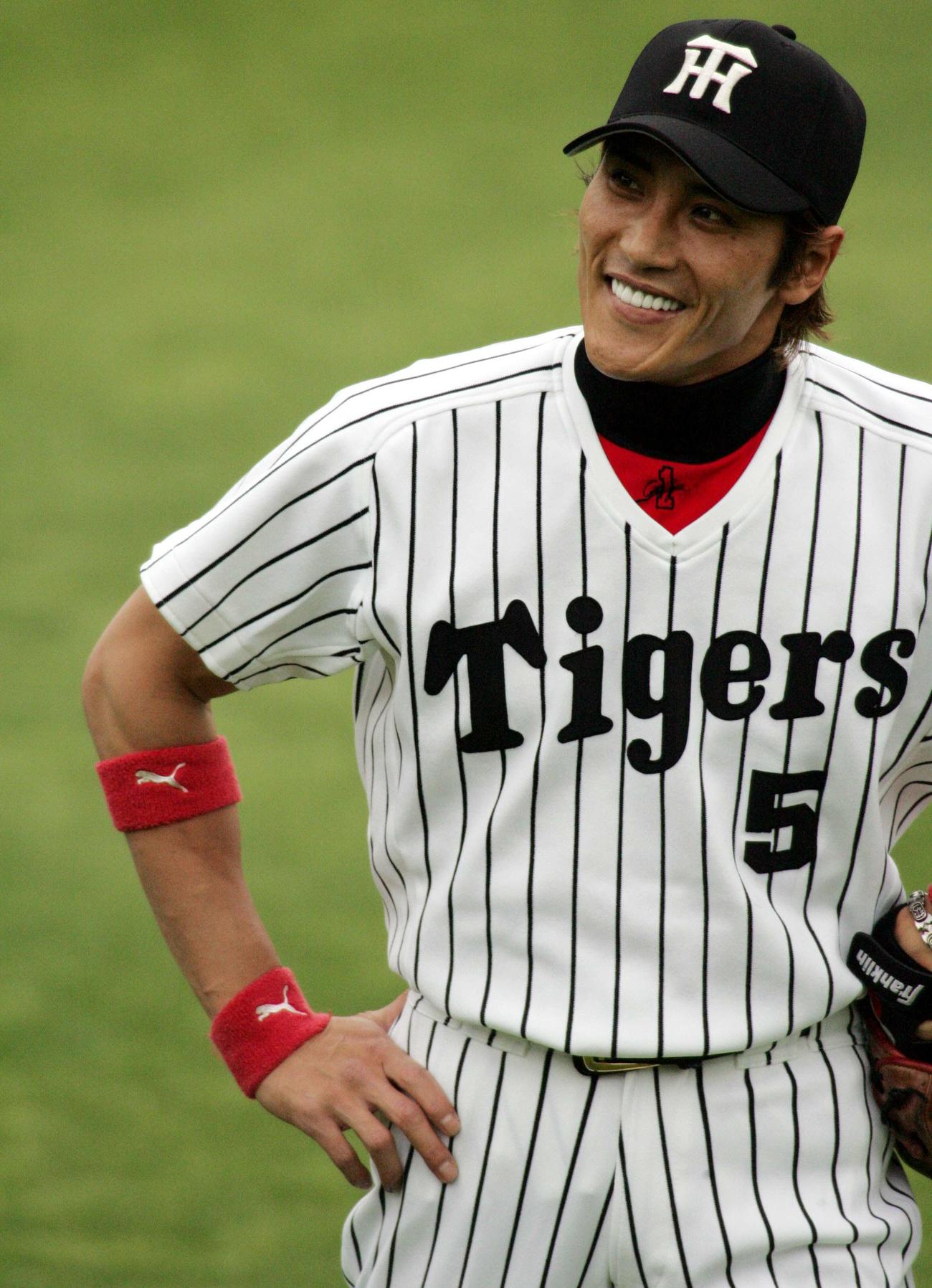 セ・パ交流戦　阪神対日本ハム2回戦　タイガースのユニホームを着てセンターの位置につく新庄剛志（2006年5月18日撮影）