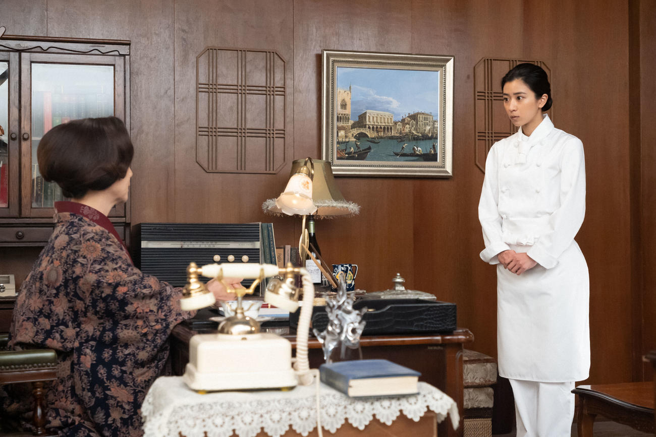 朝ドラ「ちむどんどん」より。オーナーに呼び出され驚いた表情で話を聞く比嘉暢子（黒島結菜）（C）NHK
