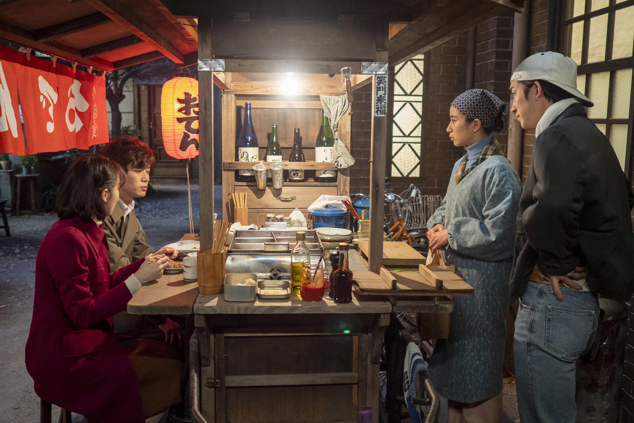 朝ドラ「ちむどんどん」より。比嘉暢子（左から3人目＝黒島結菜）のおでん屋台を青柳和彦（左から2人目＝宮沢氷魚）や愛（左端＝飯豊まりえ）らが訪れた（C）NHK
