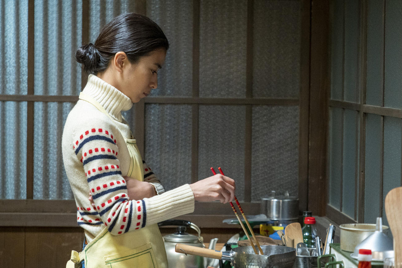 朝ドラ「ちむどんどん」より。下宿先の居酒屋の厨房で料理する比嘉暢子（黒島結菜）（C）NHK
