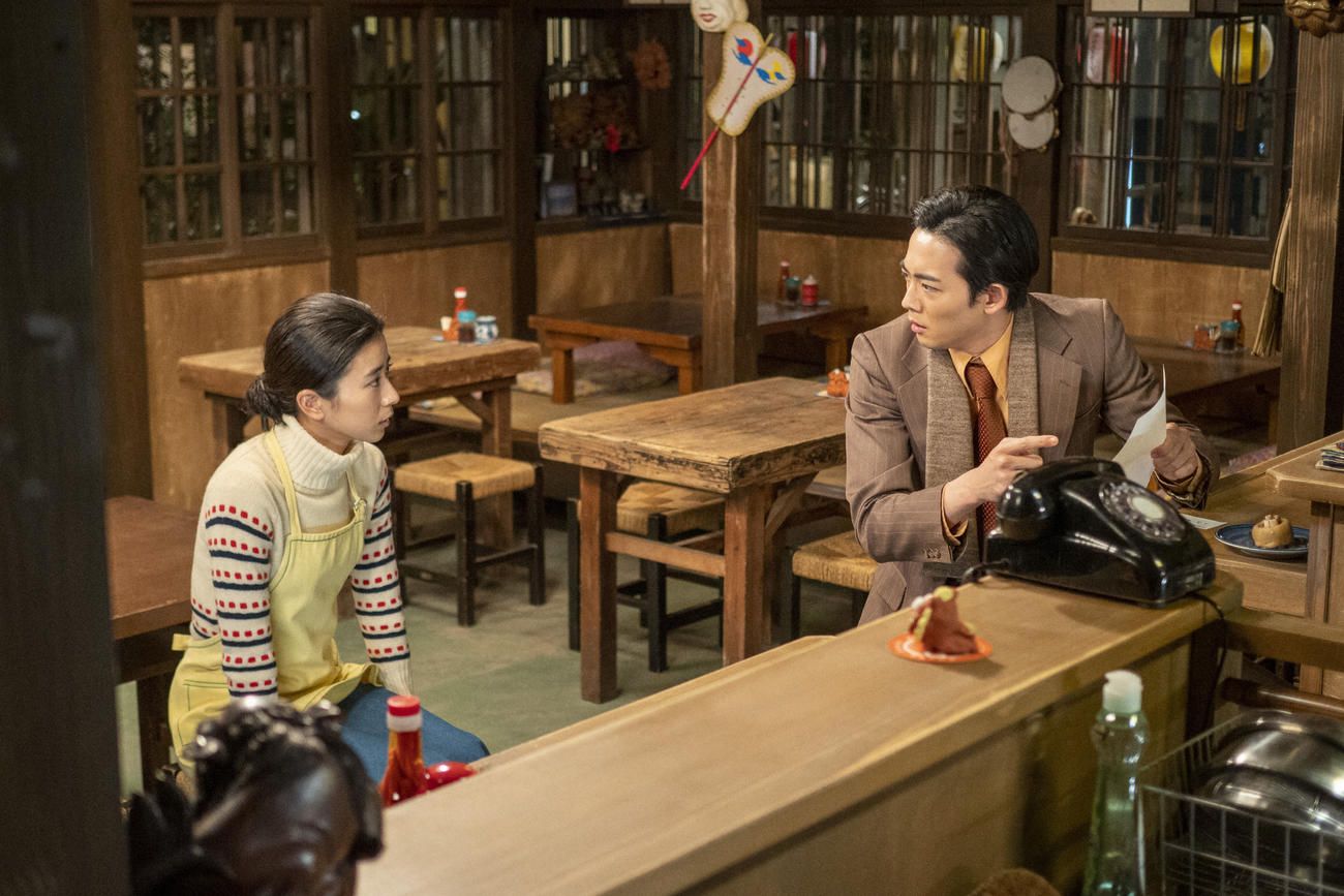 朝ドラ「ちむどんどん」より。比嘉暢子（黒島結菜）は兄・賢秀(竜星涼)と話す（C）NHK
