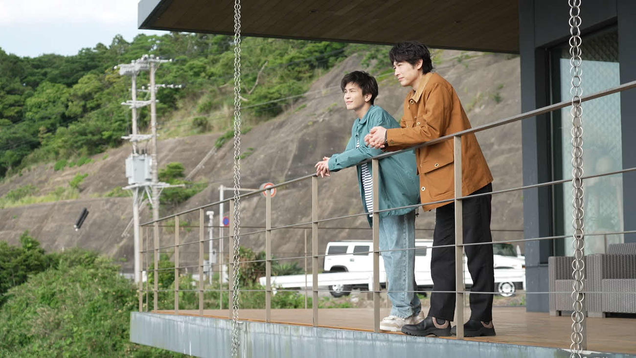 特別番組「誉獅子雄の華麗なる休日」に出演する岩田剛典（左）とディーン・フジオカ（C）フジテレビ