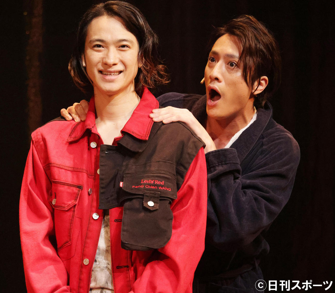 舞台「フォーティンブラス」で熱演する戸塚祥太（左）と内博貴（撮影・中島郁夫）