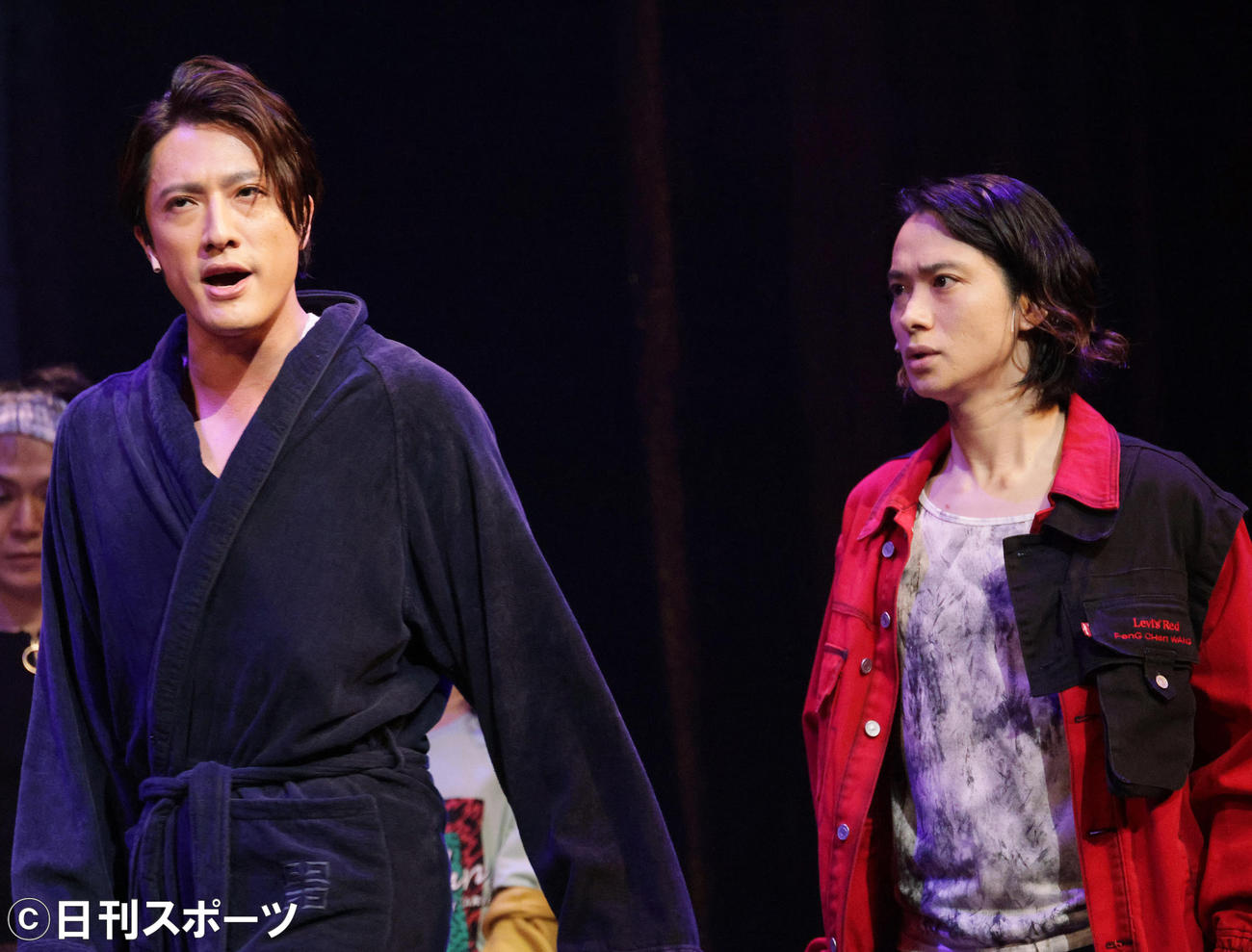 舞台「フォーティンブラス」で熱演する内博貴（左）と戸塚祥太（撮影・中島郁夫）