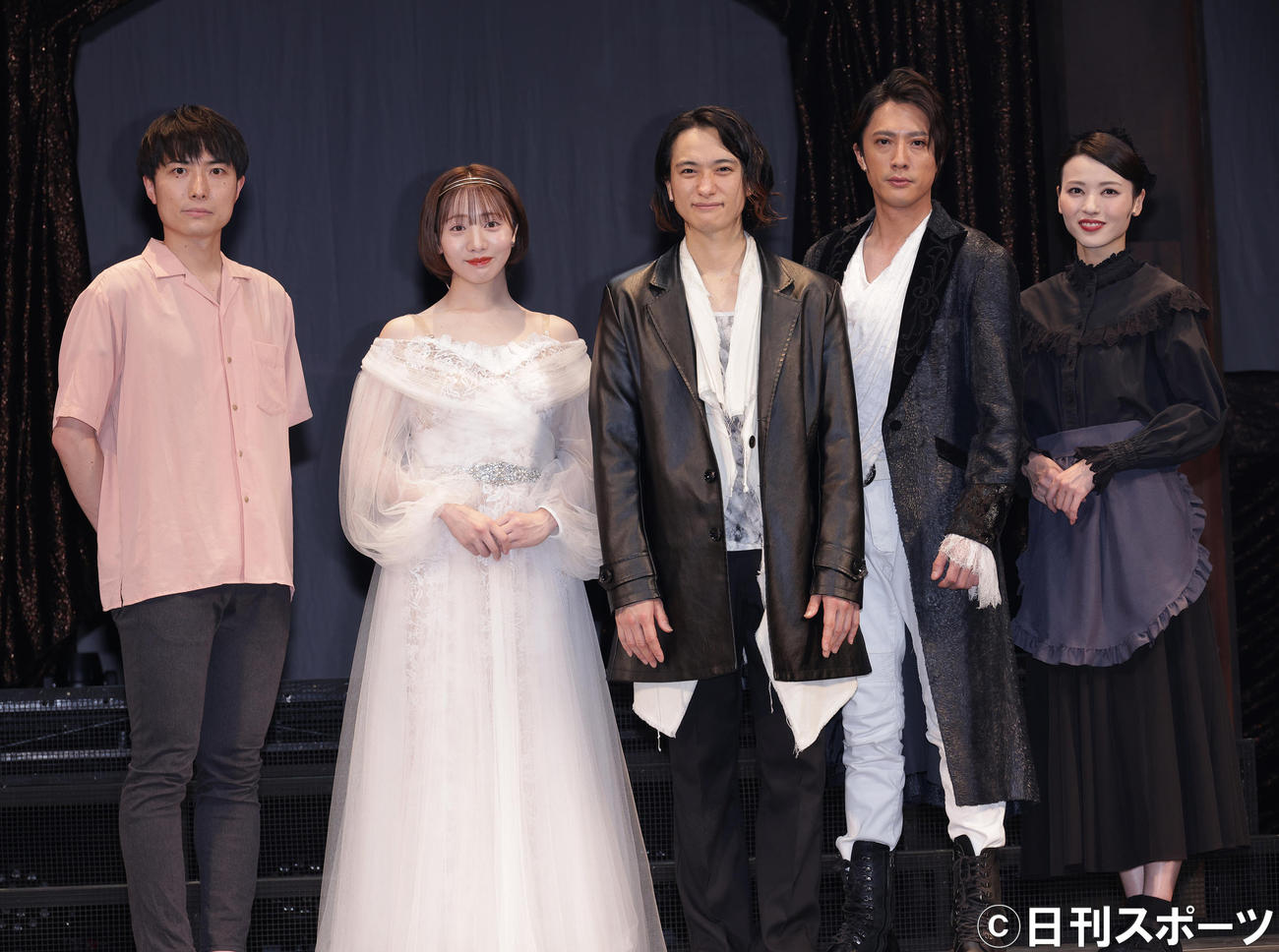 舞台「フォーティンブラス」で記念撮影する、左から演出の中屋敷法仁氏、能條愛未、戸塚祥太、内博貴、矢島舞美（撮影・中島郁夫）