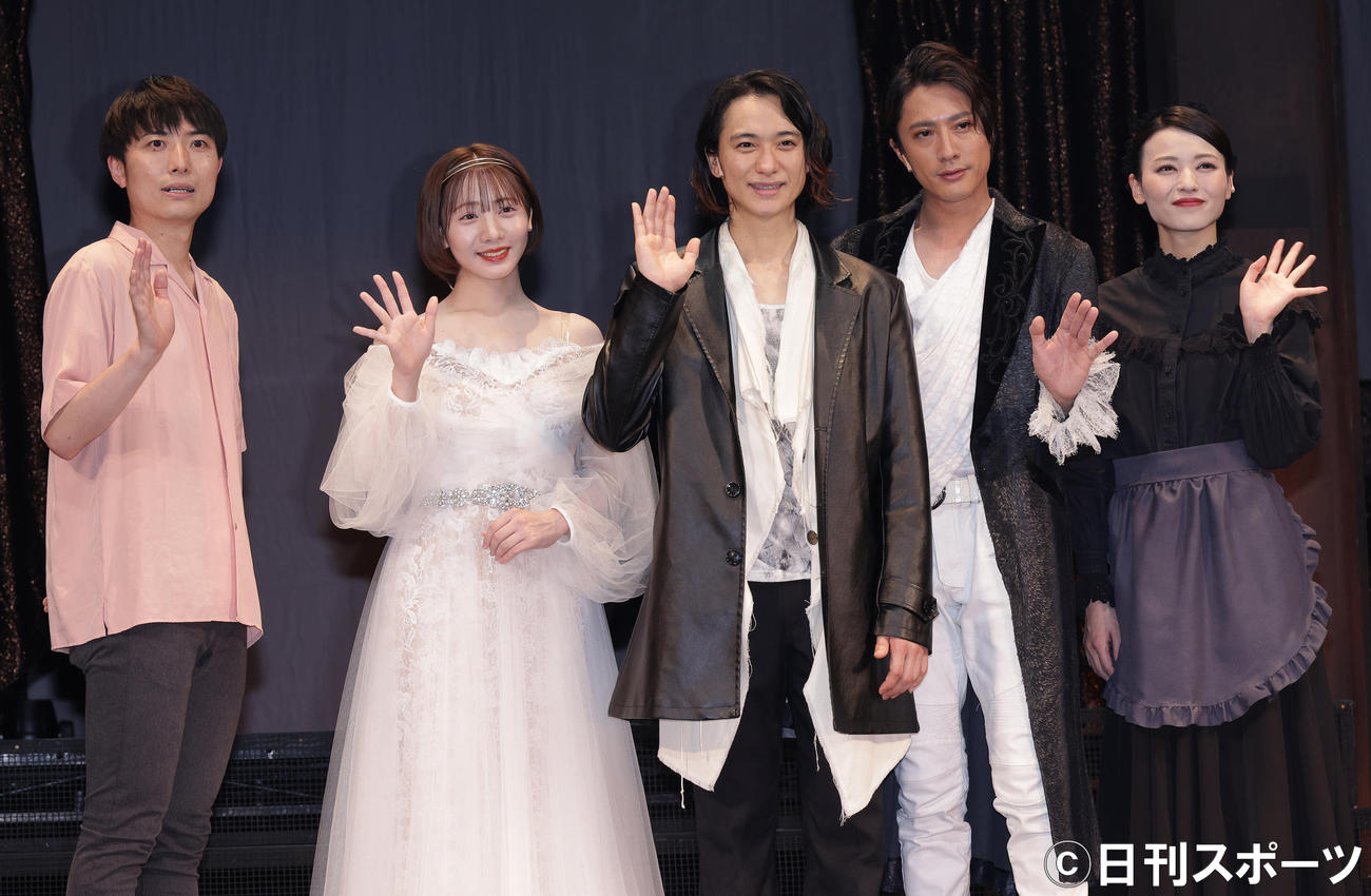 舞台「フォーティンブラス」で記念撮影する、左から演出の中屋敷法仁氏、能條愛未、戸塚祥太、内博貴、矢島舞美（撮影・中島郁夫）