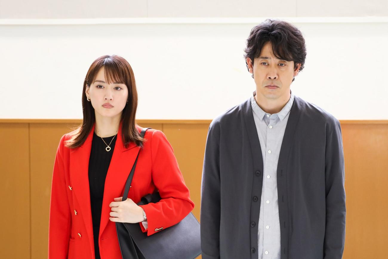 剣持麗子（綾瀬はるか＝左）は篠田敬太郎（大泉洋）の容疑を晴らそうと奔走した（C）フジテレビ