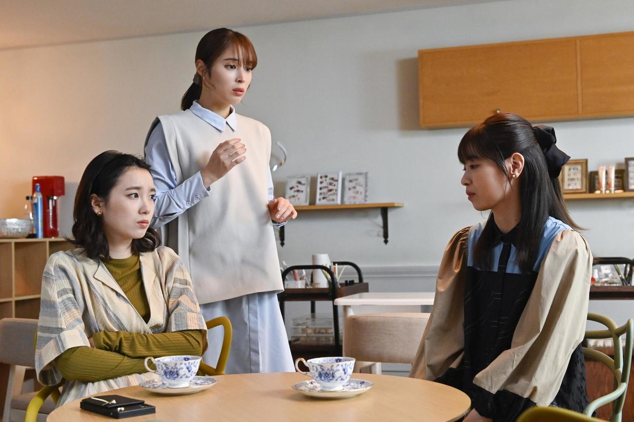 真山アリサ（飯豊まりえ＝左）、桜沢純（広瀬アリス＝中）、清宮響子（西野七瀬）は、それぞれ恋の悩みを抱えていた（C）カンテレ