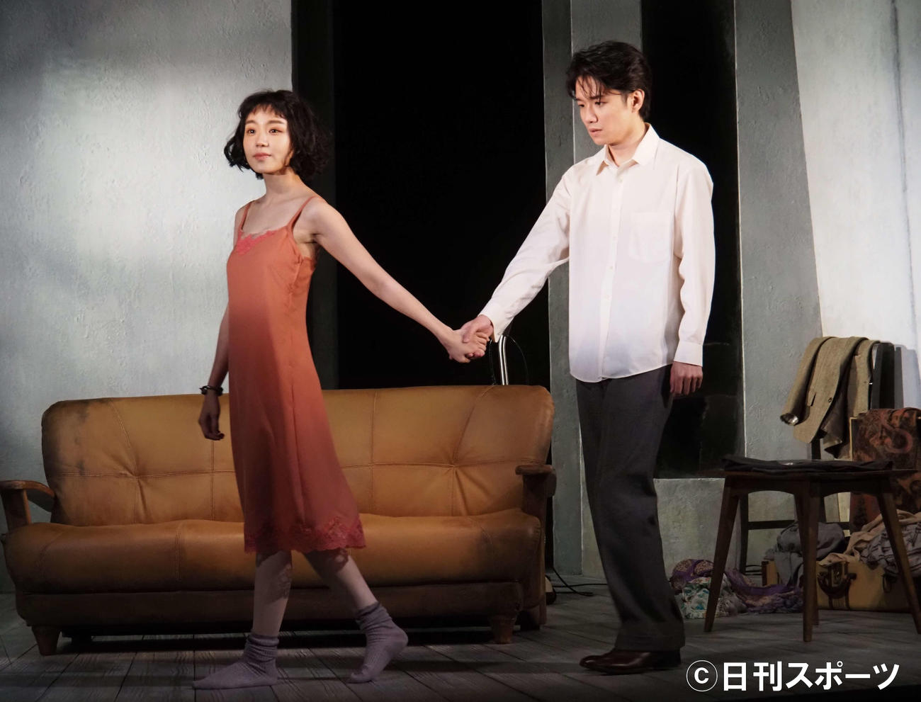 舞台「恭しき娼婦」のワンシーンを演じる風間俊介（右）と奈緒（撮影・遠藤尚子）